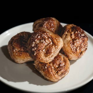(6) Garlic Knots