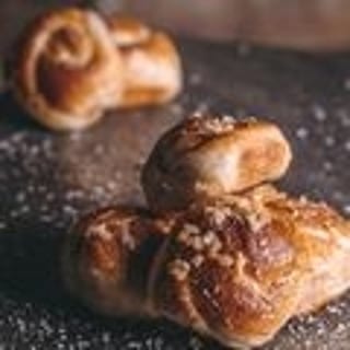 (12) Garlic Knots